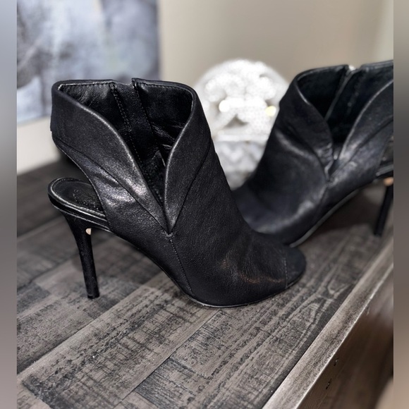 Vince Camuto Cholia Asymmetrical Sandal Bootie Black Leather SZ 6 - Picture 4 of 7
